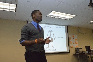 Photo: SeamBLiss founder Shawn Oates presents his practice pitch to investors and advisers. Photo Credit: TechLaunch